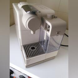 Vendo máquina de café Nespresso delonghi  . Máquinas de Café. Nespresso De cápsulas    Muito bom Expresso Branco