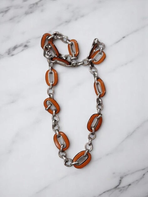 Colar Corrente Prateada com Detalhes Laranja. Colares