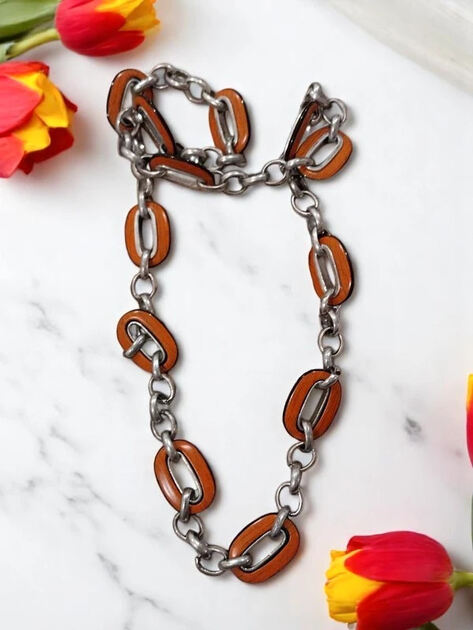 Colar Corrente Prateada com Detalhes Laranja. Colares