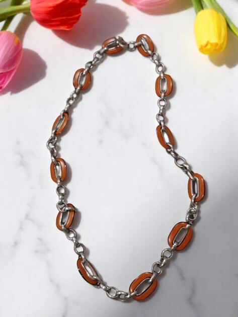 Colar Corrente Prateada com Detalhes Laranja. Colares