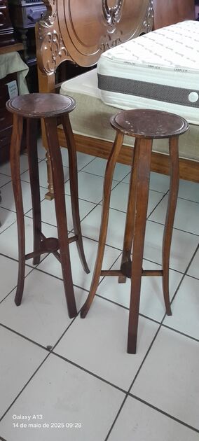 2 porta-vasos em madeira. Vasos