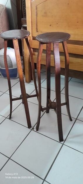 2 porta-vasos em madeira. Vasos