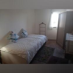 CARCAVELOS – Arrendo quarto, perto Escola Economia. Ofereço Quarto para Arrendar. Cascais.  1 quarto Cama de solteiro   1 banho Último andar Mobiliado