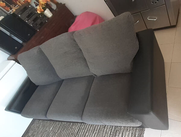 Sofá de 3 lugares. Sofás e Poltronas