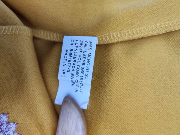 Vestido elegante bordado cor mostarda tamanho L XL . Vestidos