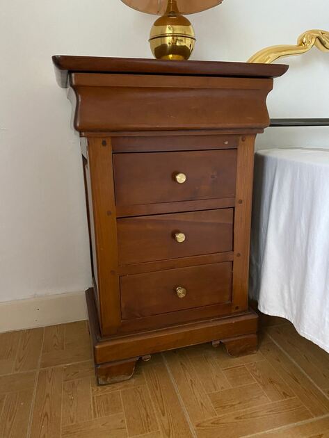 2 mesas de cabeceira. Mobiliário antigo