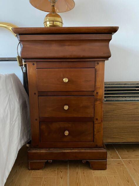 2 mesas de cabeceira. Mobiliário antigo