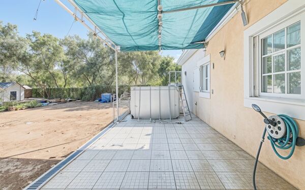 Oportunidade Única: Moradia T3 para Renovar no Alg. Casa e apartamentos para vender