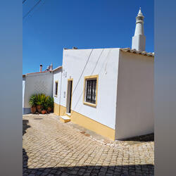 Arrenda-se Anualmente Moradia T2 . Casa e apartamentos para arrendar. Vila do Bispo. 40 m2 2 quartos 1 banho   Andar baixo Bom estado Exterior Mobiliado