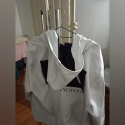 Destaque-se com este blusão da Armani. Casacos para homem