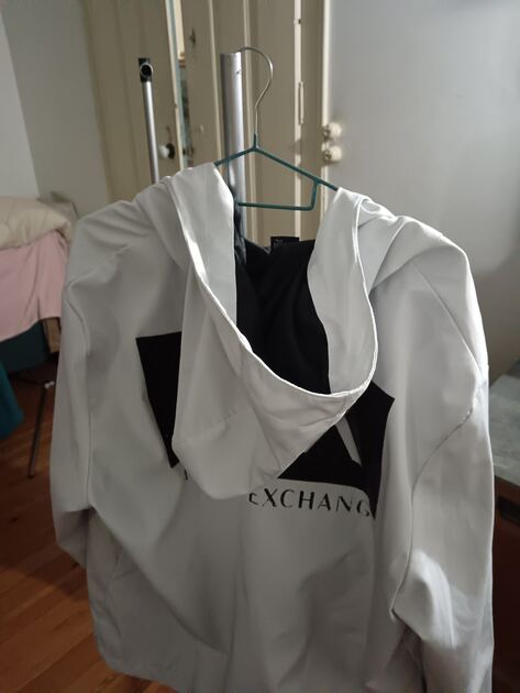 Destaque-se com este blusão da Armani. Casacos para homem