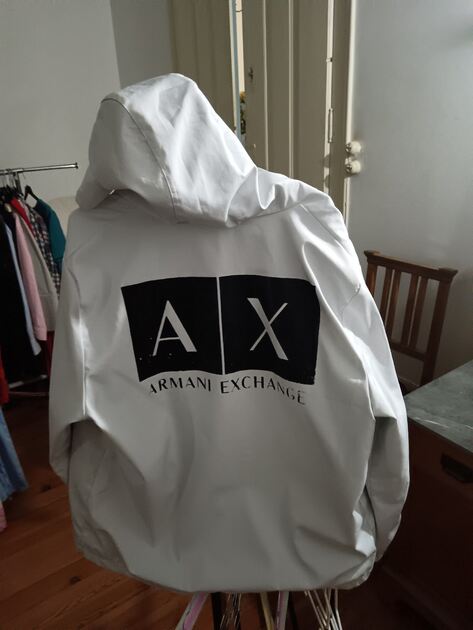 Destaque-se com este blusão da Armani. Casacos para homem