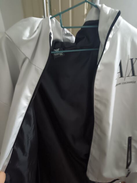 Destaque-se com este blusão da Armani. Casacos para homem