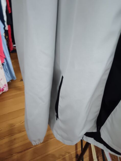 Destaque-se com este blusão da Armani. Casacos para homem