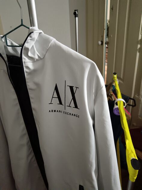 Destaque-se com este blusão da Armani. Casacos para homem