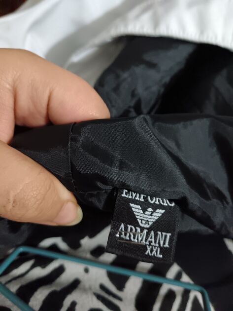 Destaque-se com este blusão da Armani. Casacos para homem