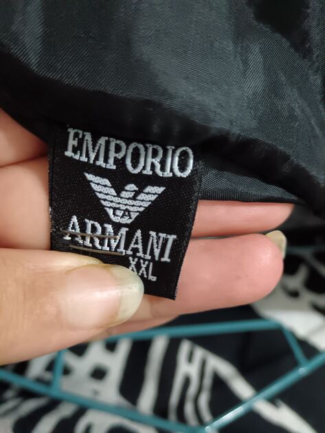 Destaque-se com este blusão da Armani. Casacos para homem