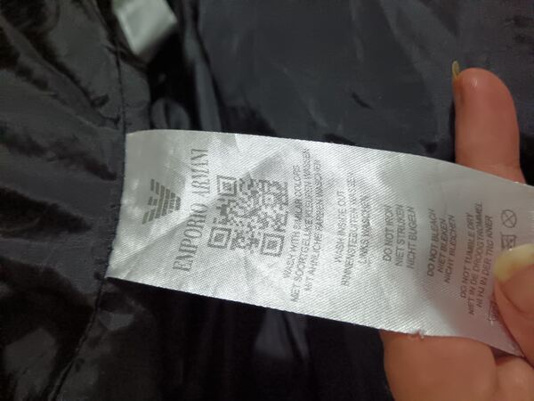 Destaque-se com este blusão da Armani. Casacos para homem