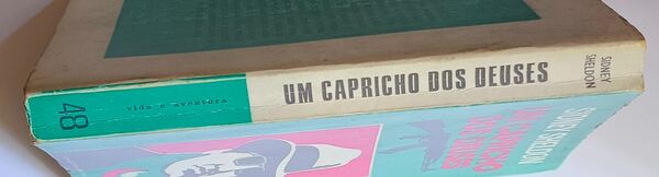 Um Capricho dos Deuses - Sidney Sheldon. Livros