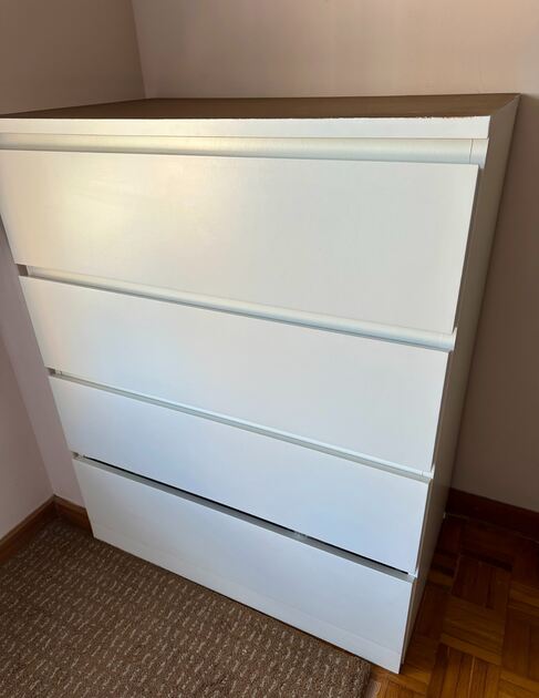 Armário com 4 gavetas – branco com tampo castanho . Cómoda