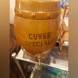 Barril com copos. dispensador de bebidas. Outros Arte e Decoração