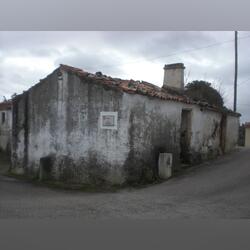 Casa de aldeia para recuperar. Casa e apartamentos para vender