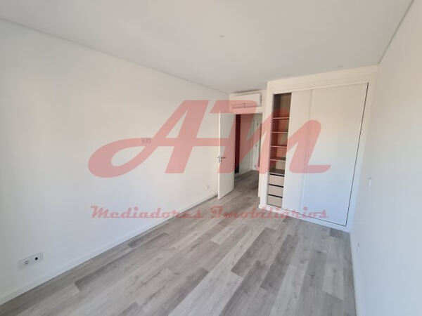 Apartamento T3 com dois lugares de estacionamento . Casa e apartamentos para vender
