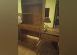 Escrivaninha com estante, gavetas e mesa de cabece. Conjuntos de móveis para quarto