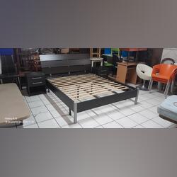 Cama de casal e 2 mesinhas de cabeceira. Camas