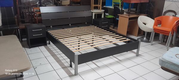Cama de casal e 2 mesinhas de cabeceira. Camas