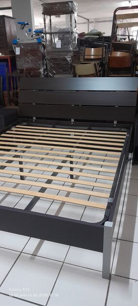 Cama de casal e 2 mesinhas de cabeceira. Camas