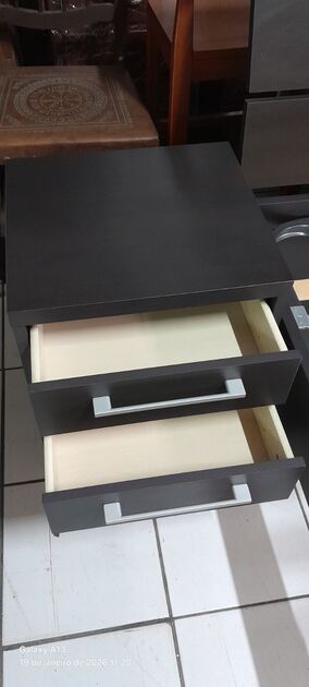 Cama de casal e 2 mesinhas de cabeceira. Camas