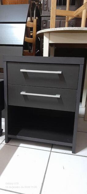 Cama de casal e 2 mesinhas de cabeceira. Camas