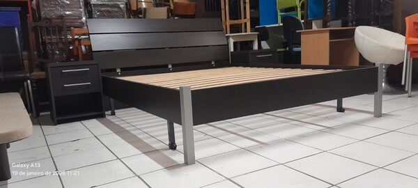 Cama de casal e 2 mesinhas de cabeceira. Camas