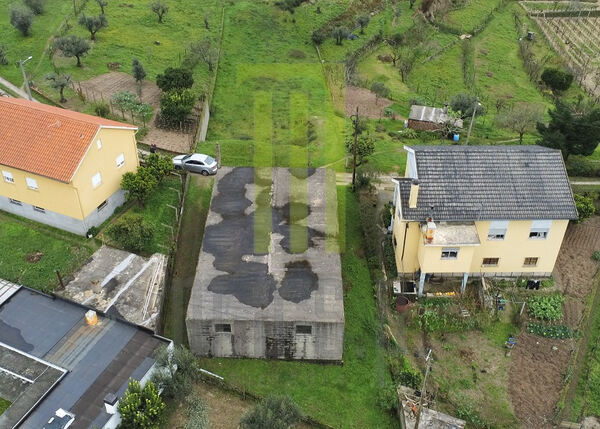 Edifício para remodelar com projeto aprovado. Casa e apartamentos para vender