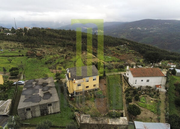 Edifício para remodelar com projeto aprovado. Casa e apartamentos para vender