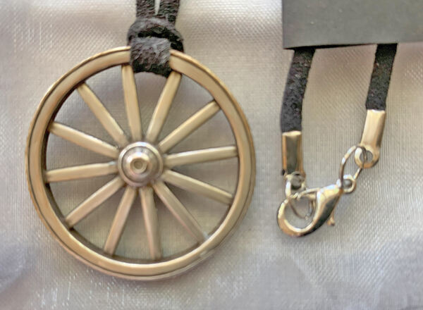 Fio em Couro com Roda, Novo/Exclusivo/Único. Colares