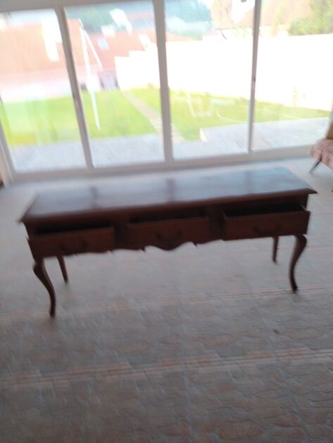 Consola de madeira maciça. Conjunto de mesa e cadeiras
