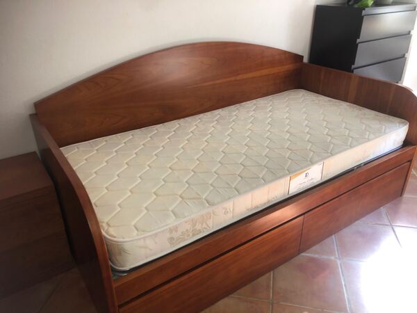 Cama de solteiro ( duas camas com colchões ) . Camas