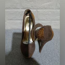 Vendo Sapato Novos . Sapatos tacão