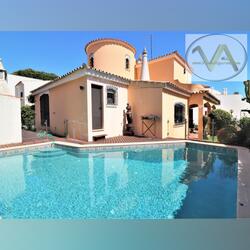 VILAMOURA - Moradia V3 com piscina - Algarve. Casa e apartamentos para vender. Loulé. 280 m2 3 quartos 3 banhos ou mais  D Bom estado Garagem Jardim Piscina