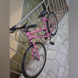 bicicleta cor de rosa. Bicicletas. Viseu.     