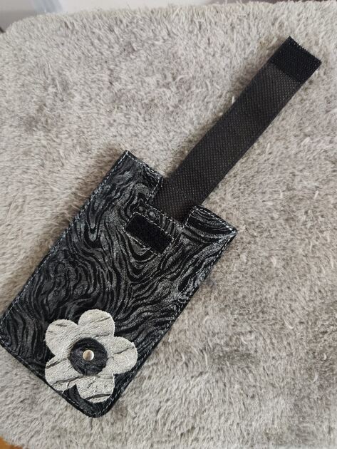 Bolsa para telemóvel em pele artesanal . Capas