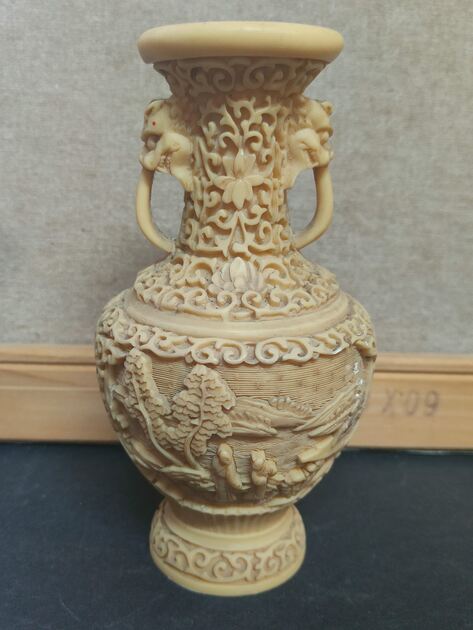Vaso em resina oriental. Esculturas