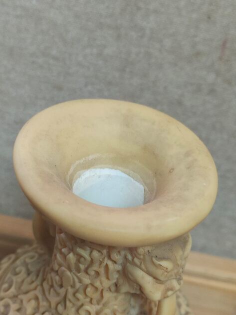 Vaso em resina oriental. Esculturas