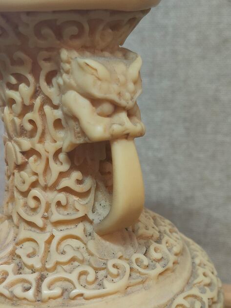 Vaso em resina oriental. Esculturas
