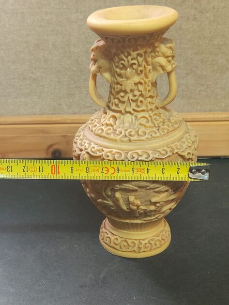 Vaso em resina oriental. Esculturas