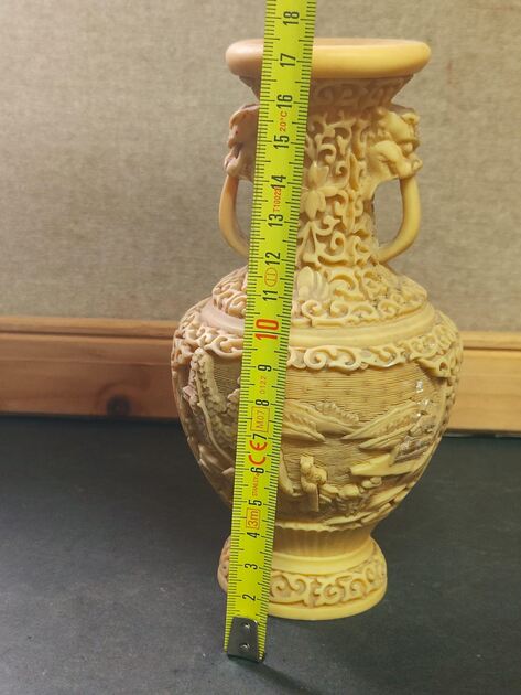 Vaso em resina oriental. Esculturas