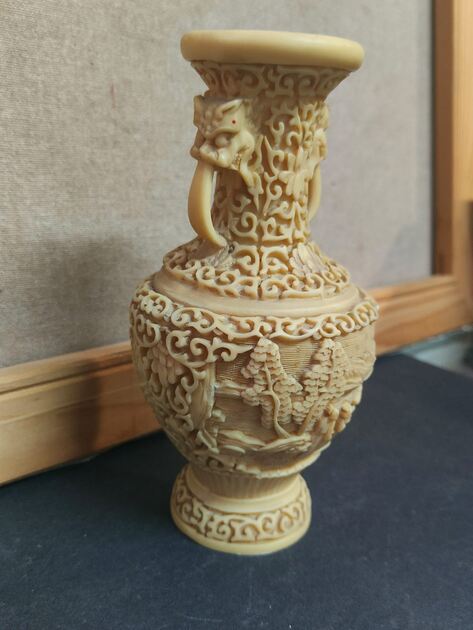 Vaso em resina oriental. Esculturas