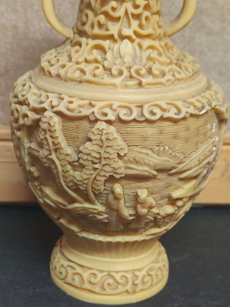 Vaso em resina oriental. Esculturas